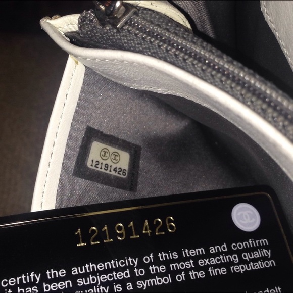 🚫SOLD🚫Chanel  Camellia Embossed Lambskin Wallet - Picture 3 of 8